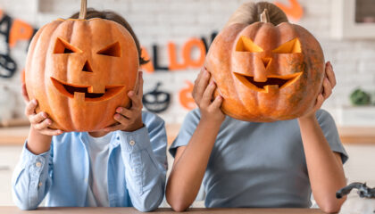 Kürbisschnitzen im Lichthof – Halloween-Spaß für Kids am 24. und 30.10.! 🎃